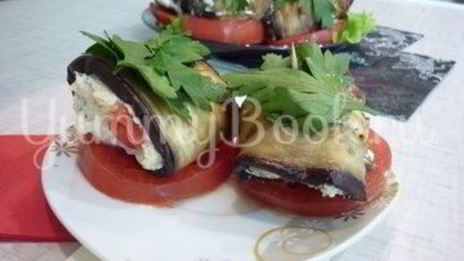 канапе-рулетики из баклажанов с сыром и помидорами