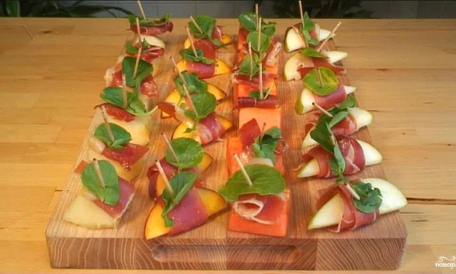 Рецепт канапе с фруктами и прошутто