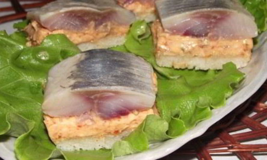 Рецепт канапе с икрой мойвы, сельдью и яблоком
