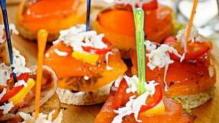 Канапе с хурмой и красной рыбой