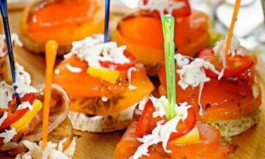 Рецепт канапе с хурмой и красной рыбой