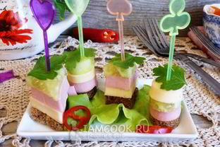 Канапе с колбасой и сыром