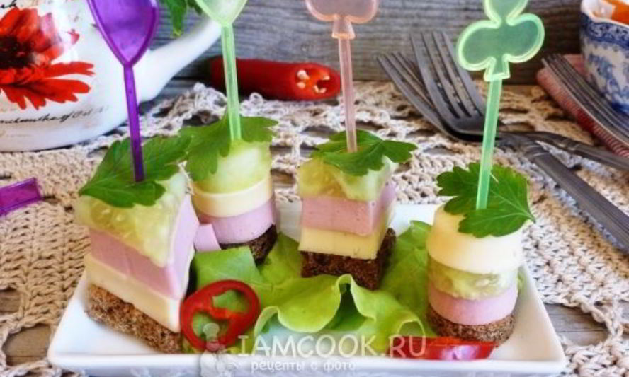 Рецепт канапе с колбасой и сыром