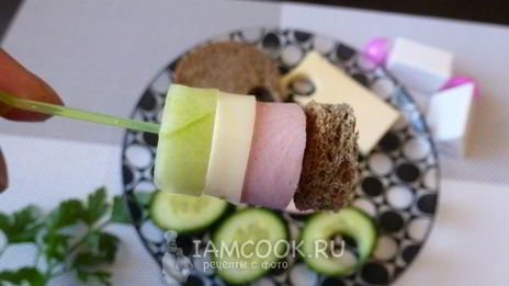 канапе с колбасой и сыром