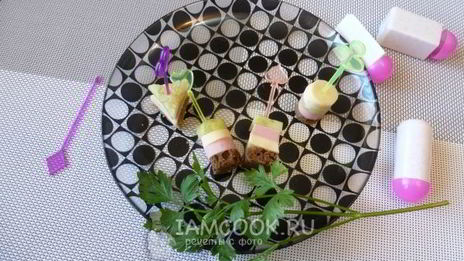 канапе с колбасой и сыром