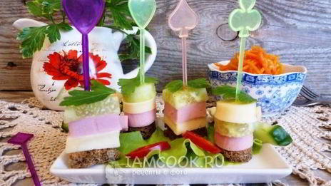 канапе с колбасой и сыром