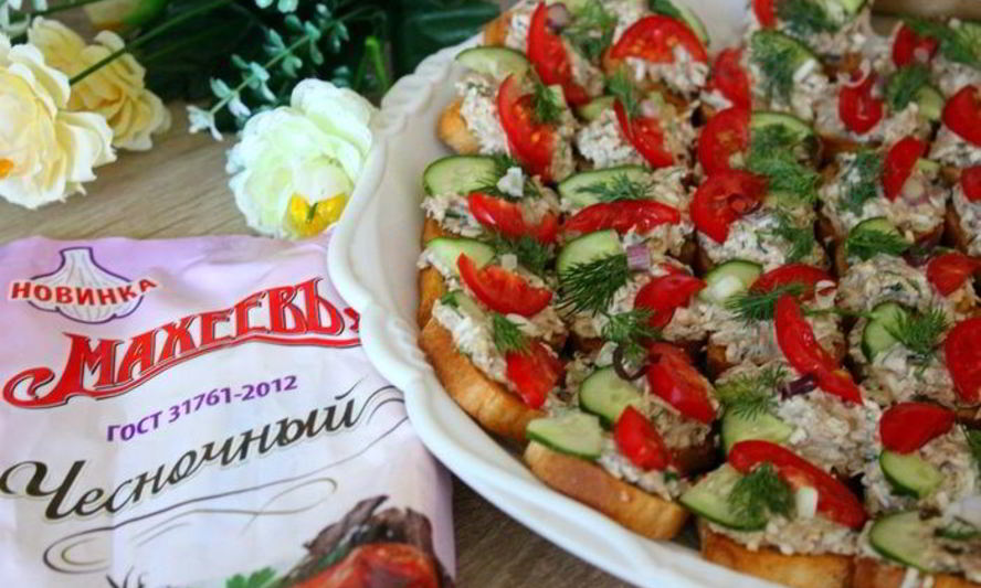 Рецепт канапе с консервированным тунцом и чесночным майонезом