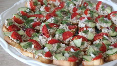 канапе с консервированным тунцом и чесночным майонезом