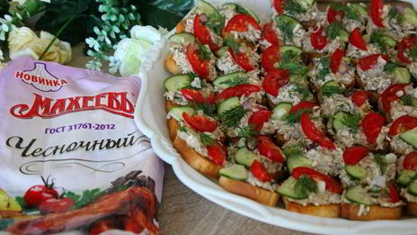 канапе с консервированным тунцом и чесночным майонезом