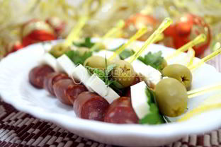 Канапе с копчеными колбасками