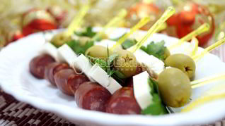 Канапе с копчеными колбасками