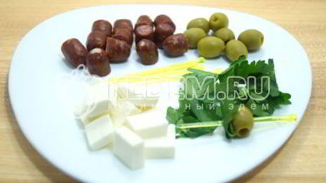 канапе с копчеными колбасками