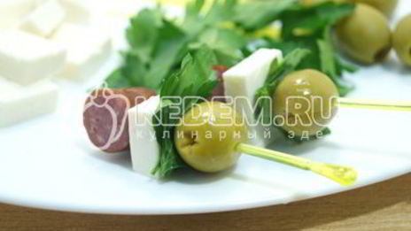 канапе с копчеными колбасками