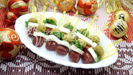 канапе с копчеными колбасками