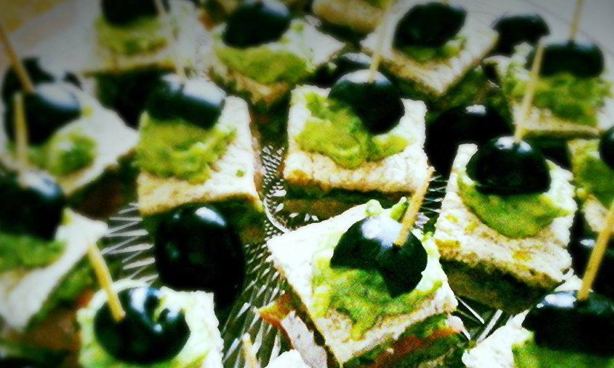 Рецепт канапе с красной рыбой и соусом из авокадо