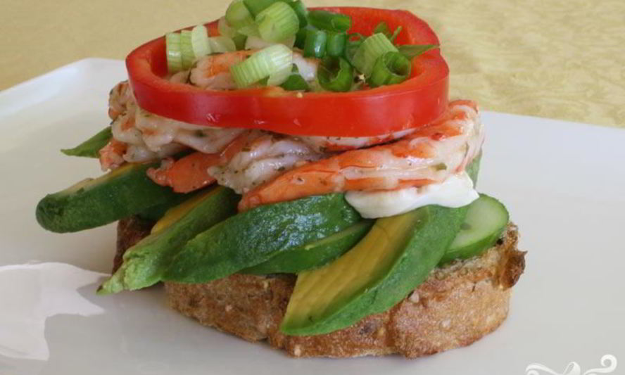 Рецепт канапе с креветками и авокадо