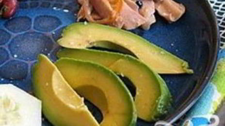 канапе с креветками и авокадо