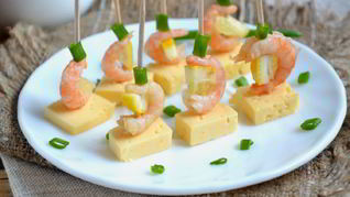Канапе с креветками на шпажках