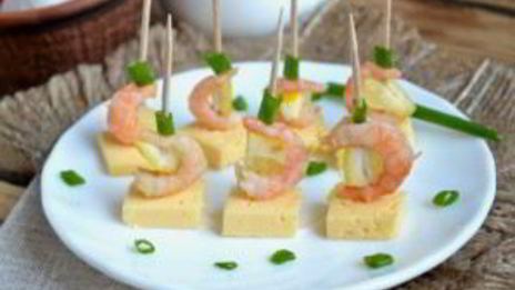 канапе с креветками на шпажках