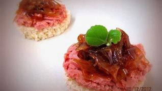 Канапе с куриным паштетом и луковым конфитюром