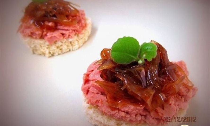Рецепт канапе с куриным паштетом и луковым конфитюром