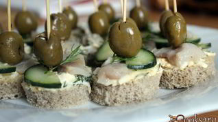 Канапе с маринованной скумбрией и яичной намазкой