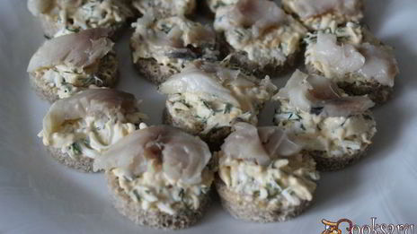 канапе с маринованной скумбрией и яичной намазкой