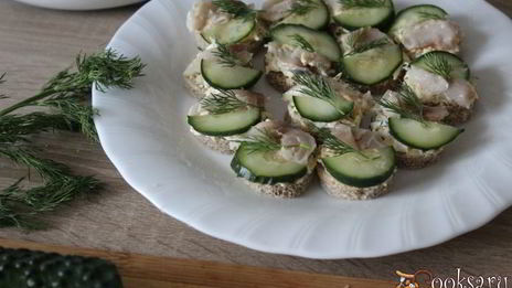 канапе с маринованной скумбрией и яичной намазкой