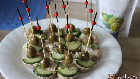 канапе с маринованной скумбрией и яичной намазкой