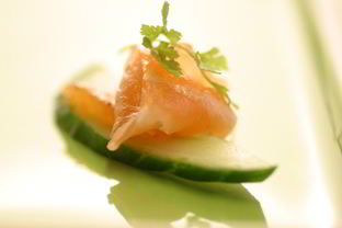 Канапе с огурцом и лососем