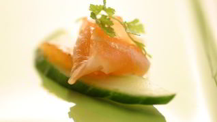 Канапе с огурцом и лососем