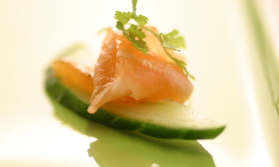 Рецепт канапе с огурцом и лососем