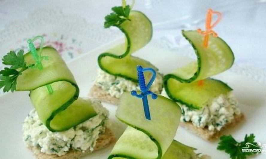 Рецепт канапе с огурцом на шпажках