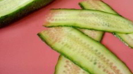 канапе с огурцом на шпажках