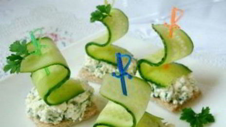 канапе с огурцом на шпажках