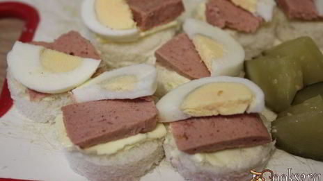 канапе с паштетом и яйцом