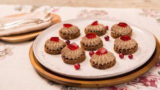 Канапе с паштетом из куриной печени и клюквенным желе