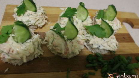 канапе с плавленным сырком и форелью