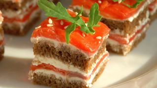 Канапе с подкопченной неркой и творожным сыром