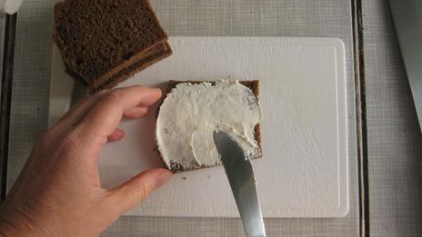 канапе с подкопченной неркой и творожным сыром