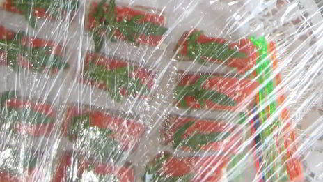 канапе с подкопченной неркой и творожным сыром