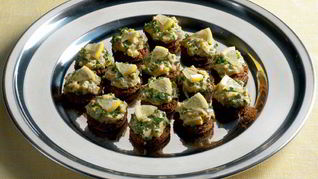 Канапе с салатом из анчоусов