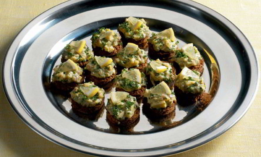 Рецепт канапе с салатом из анчоусов