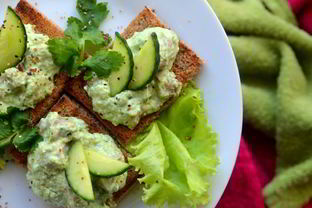 Канапе с сельдью и свежим огурцом