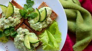 Канапе с сельдью и свежим огурцом