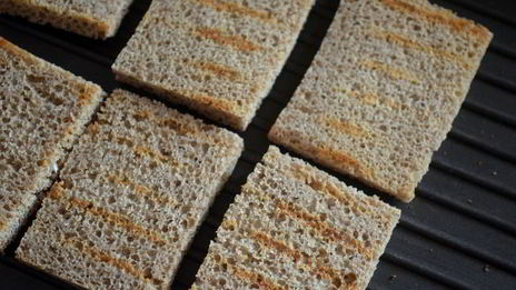 канапе с сельдью и свежим огурцом