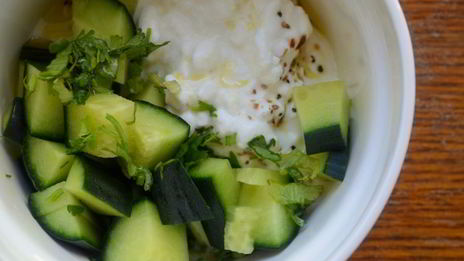 канапе с сельдью и свежим огурцом