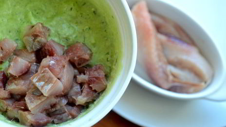 канапе с сельдью и свежим огурцом