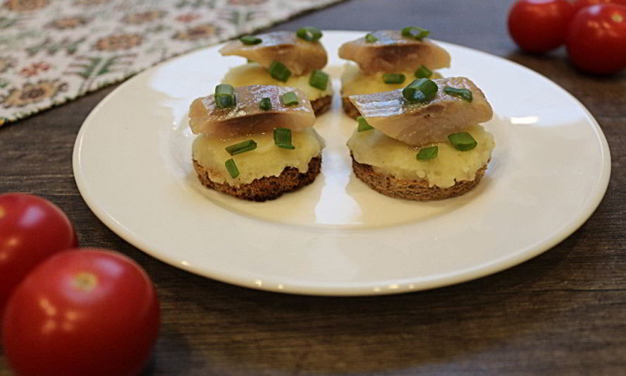 Рецепт канапе с сельдью