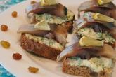 Канапе с селедкой и черным хлебом на шпажках